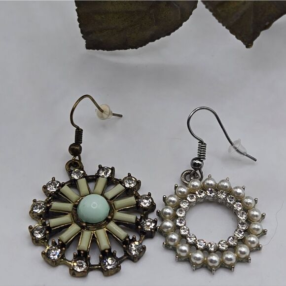 "5/$25" Pair of Mismatched Round Floral Pearl Dangle Earrings - Picture 4 of 6